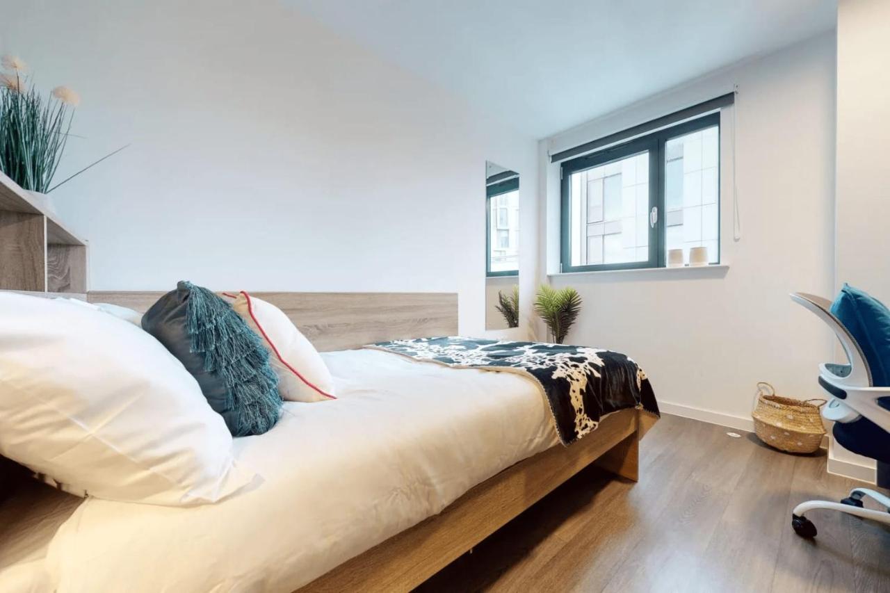 Private Bedrooms With Shared Kitchen, And At Canvas Wembley In Apartment