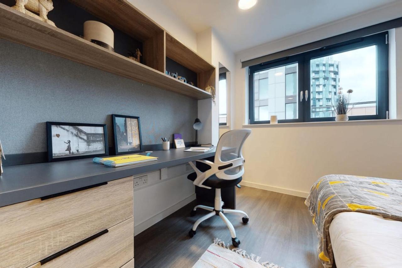 Private Bedrooms With Shared Kitchen, And At Canvas Wembley In Apartment