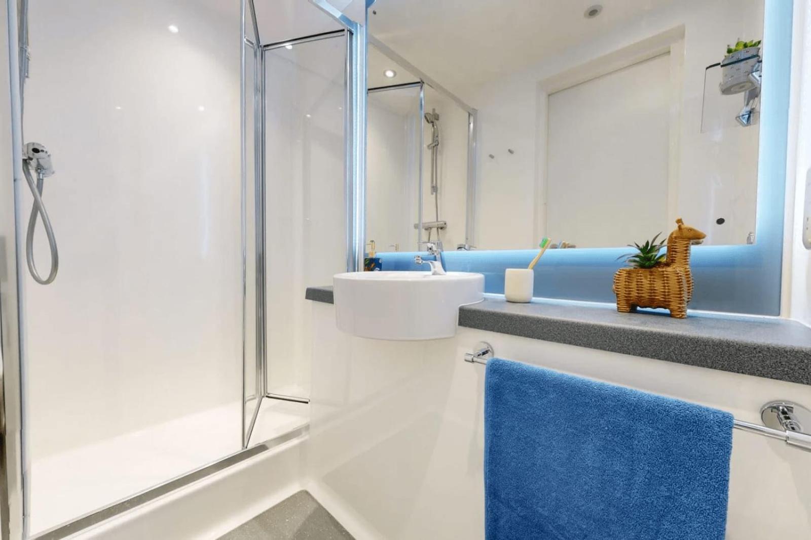 Apartamento Private Bedrooms With Shared Kitchen, And At Canvas Wembley In *