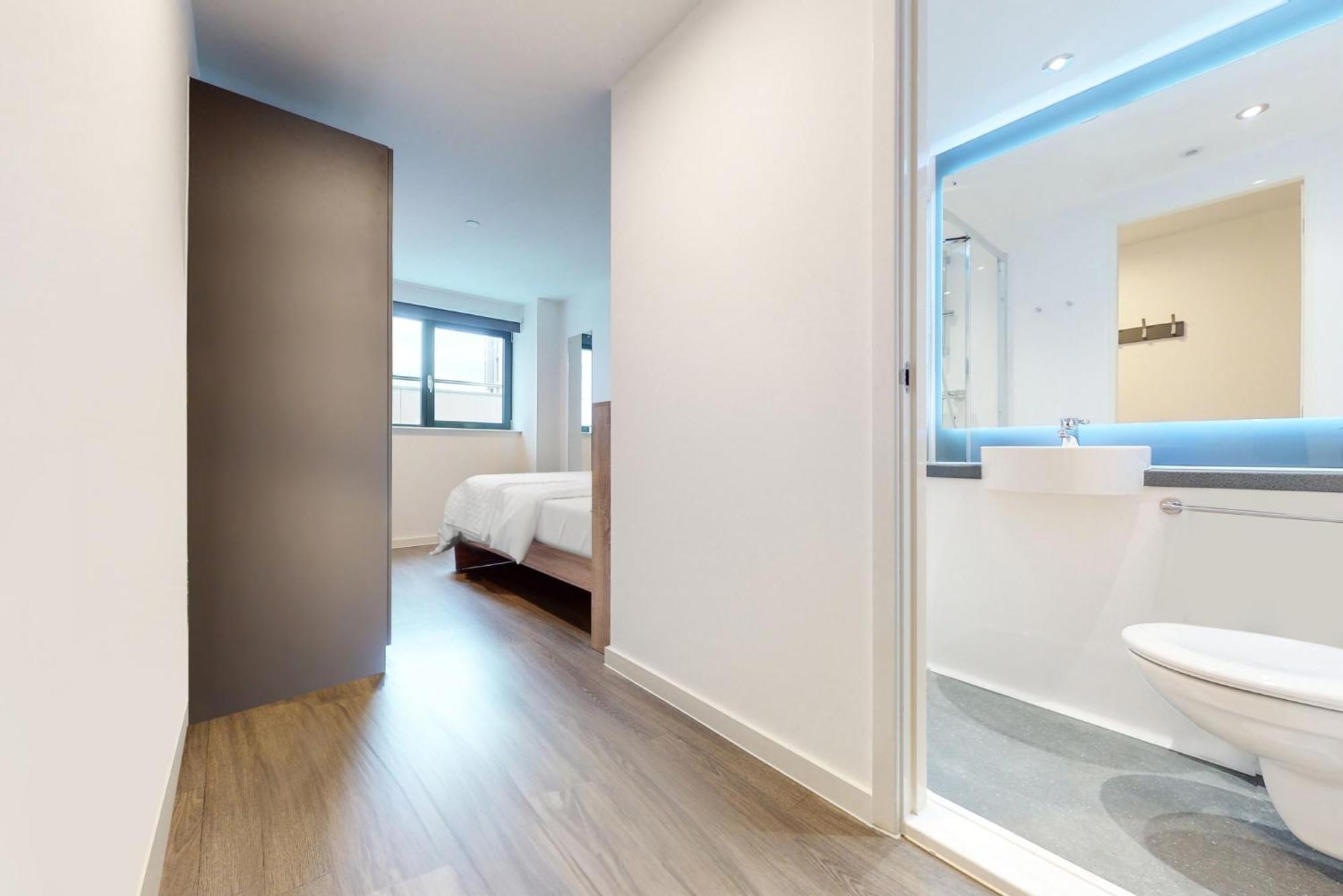 Private Bedrooms With Shared Kitchen, And At Canvas Wembley In Apartment